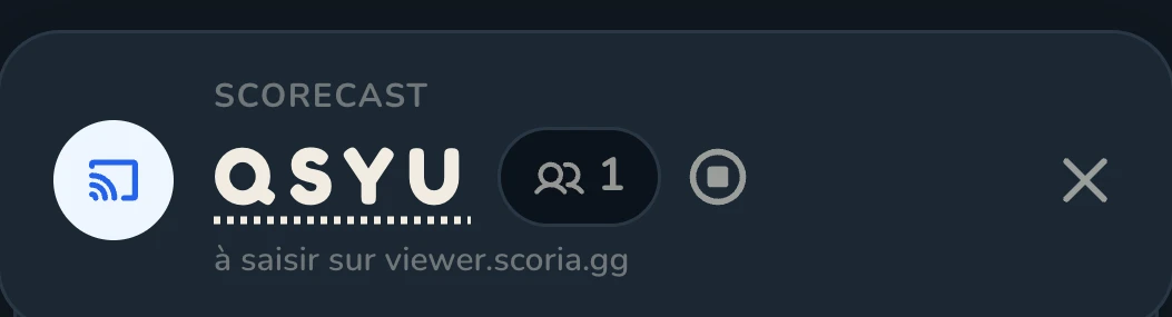 La barra Scorecast en primer plano: el código QSYU, una pantalla conectada, el botón de parada